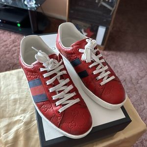 classic low-top sneaker  Gucci Signature leather men’s size 6